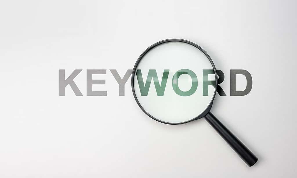 Eine sorgfältige Analyse der Schlüsselwörter, nach denen Ihre Zielgruppe sucht, um sicherzustellen, dass Ihre Website für diese relevanten Suchbegriffe optimiert ist.